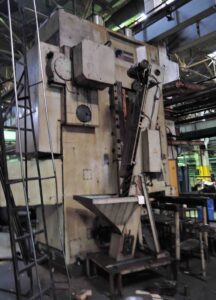 Kaltextrusion Presse Barnaul K8240 - 1000 ton (ID:75745) - Dabrox.com