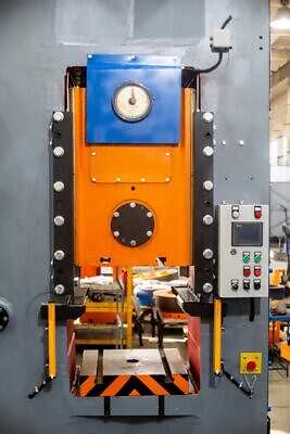 Kniehebelpresse Barnaul KB8336 - 400 ton (Foto 1)