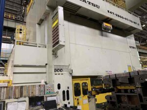 Blechumformung Presse Komatsu - 2500 ton
