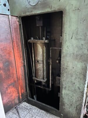 Kniehebelpresse Barnaul K8342 - 1600 ton (Foto 2)