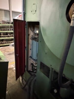 Kniehebelpresse Barnaul K8340 - 1000 ton (Foto 1)