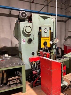 Kniehebelpresse Barnaul KB8336 - 400 ton (Foto 3)