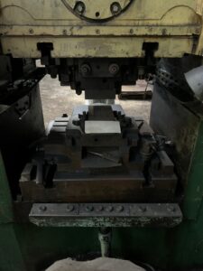 Kniehebelpresse Barnaul KB8340 - 1000 ton (ID:76005) - Dabrox.com