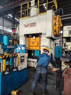 Abgratpresse TMP Voronezh KA9033 - 200 ton (Foto 1)